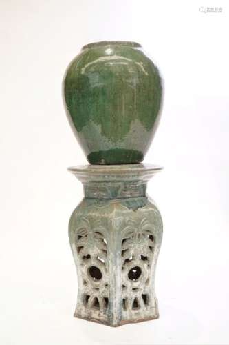 CHINE XXème siècle \nGrand vase en terre cuite à gl…