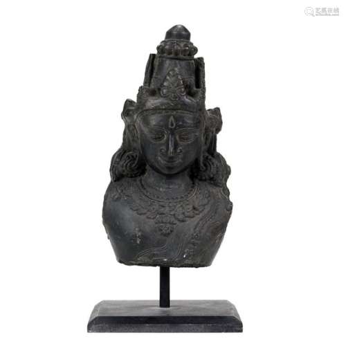 INDE, XIXème siècle. \nBuste de Vishnu en schiste. …