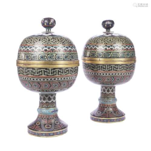 CHINE XIXème siècle \nPaire de vases bombés couvert…