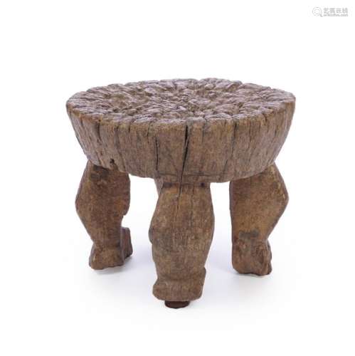 Petit tabouret tripode en bois rustique à assise c…