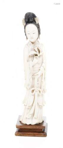 CHINE, Vers 1900 \nÉlégante sculpture en ivoire, re…