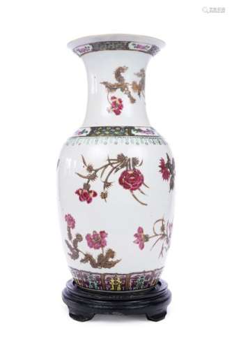 CHINE XIXème siècle, \nVase en porcelaine de forme …