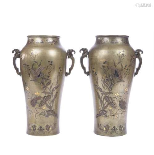 JAPON XIXème siècle \nPaire de vases en bronze à dé…