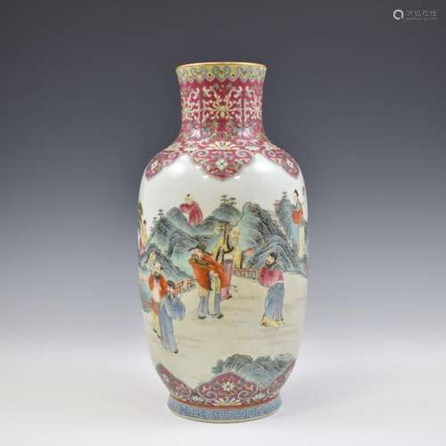 EIGHT IMMORTAL FAMILLE ROSE PORCELAIN VASE