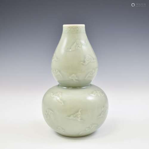 QIANLONG FUBAT SGRAFFITO DOUBLE GOURD VASE