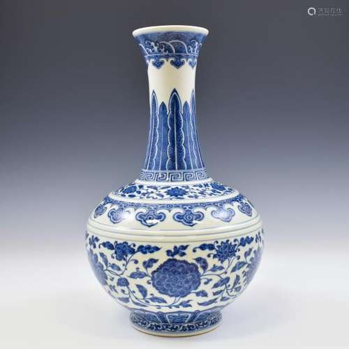 QIANLONG BLUE & WHITE WRAPPED FLORAL REWARD VASE