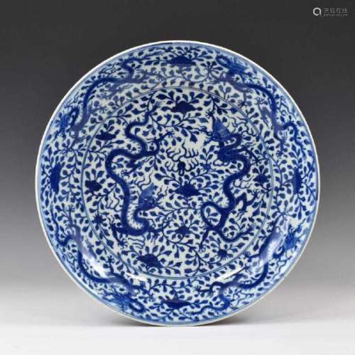 LARGE MING BLUE AND WHITE DOUBLE DRAGONS CHARGER
