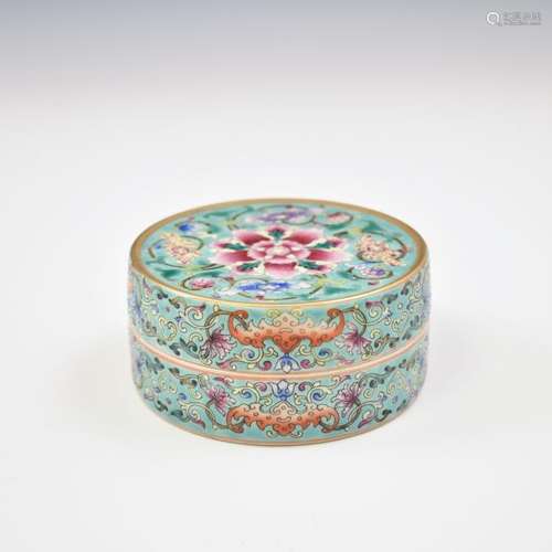 FAMILLE ROSE ROUND PORCELAIN TRINKET BOX