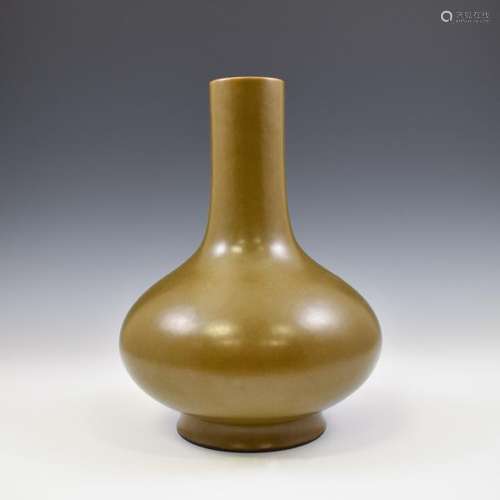 QIANLONG TEA DUST GLAZED REWARD VASE