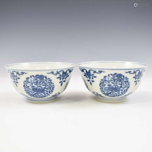 PAIR YONGZHENG FRUIT ABUNDANT MEDALLIONS BOWLS