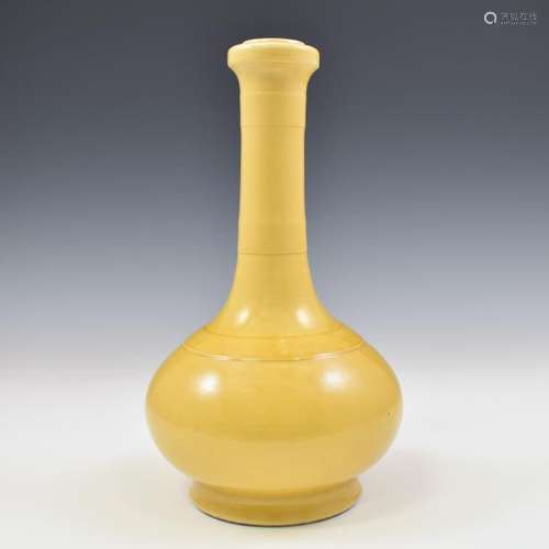 KANGXI YELLOW MONOCHROME BILLE BOTTLE VASE