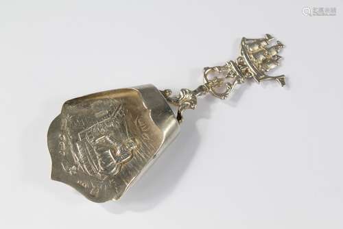 A Dutch 930 Silver Caddy Spoon: the spoon having import marks for 1909, approx 19 gms