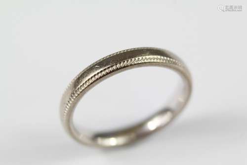 An 18ct White Gold Wedding Ring Size L, approx 4