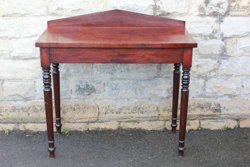 An Edwardian Mahogany Console Table, approx 105 cms l x 53 d x 105 cms h on turned legs