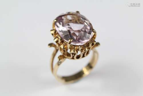 A 9ct Yellow Gold and Amethyst Ring