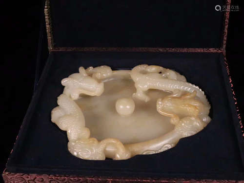 A HETIAN JADE BRUSH WASHER WITH DRAGON PATTERN