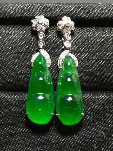 AN ICY GREEN JADEIET EARRING IN BEAN CARVED