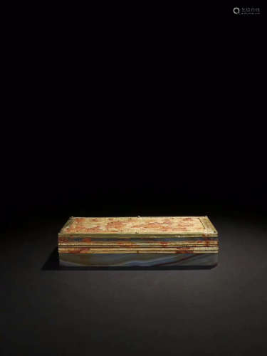 AN AGATE BOX WITH COVER EMBEDED GILT SILVER PATTERN