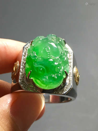 AN ICY YANG GREEN JADEIET RING IN BRAVE TROOPS SHAPED