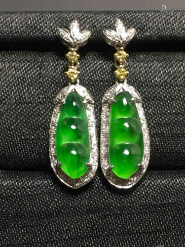 AN ICY GREEN JADEIET EARRING IN BEANS CARVED