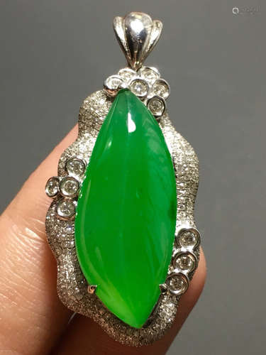 AN ICY ZHENGYANG GREEN JADEIET PENDANT IN MELON SHAPED