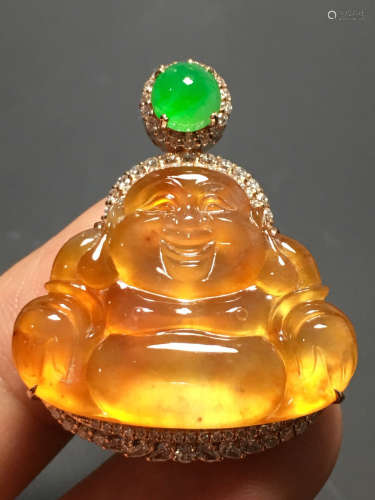 AN ICY YELLOW JADEIET PENDANT IN BUDDHA SHAPED