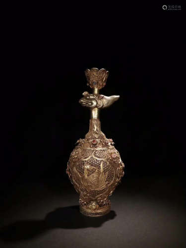 A GILT SILVER VASE WITH PHEONIX PATTERN