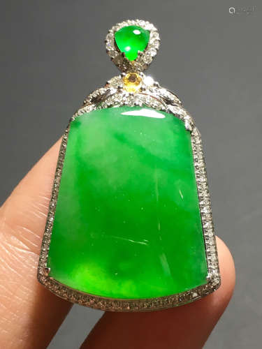 AN ICY ZHENGYANG GREEN JADEITE PENDANT