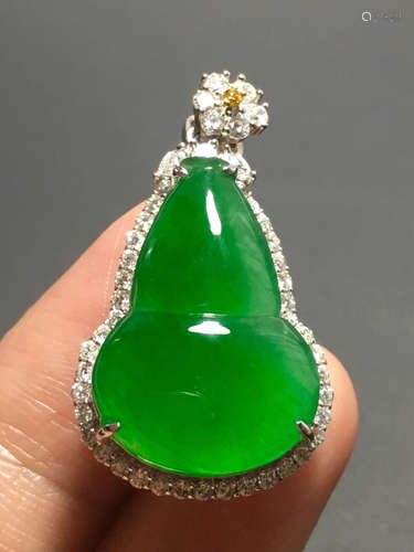 AN ICY ZHENGYANG GREEN JADEITE PENDANT IN GOURD SHAPED