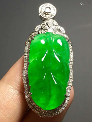 AN ICY ZHENGYANG GREEN JADEIET PENDANT IN LEAVES SHAPED
