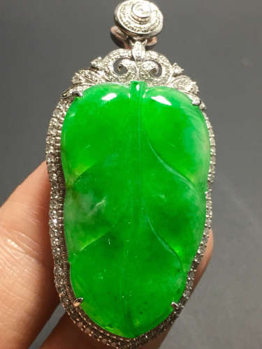 AN ICY ZHENGYANG GREEN JADEIET PENDANT IN LEAVES SHAPED