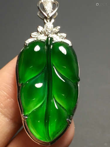 AN ICY GREEN JADEIET PENDANT IN LEAVES SHAPED