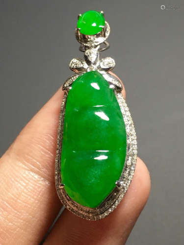 AN ICY ZHENGYANG GREEN JADEIET PENDANT IN BEANS CARVED