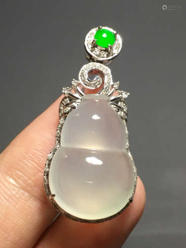 AN ICY JADEITE PENDANT IN GOURD SHAPED