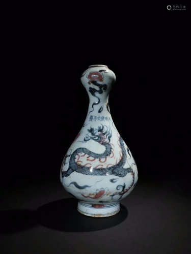 A BLUE&WHITE VASE WITH DRAGON PATTERN