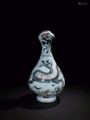 A BLUE&WHITE VASE WITH DRAGON PATTERN