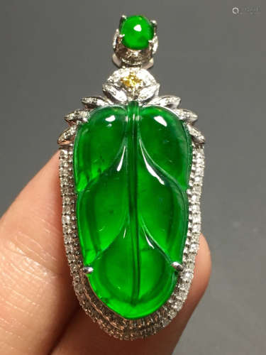 AN ICY GREEN PENDANT IN LEAVES SHAPED