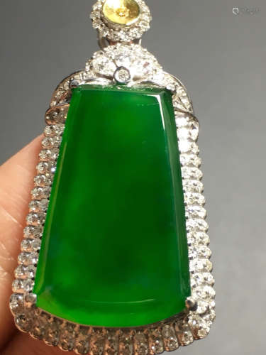 AN ICY ZHENGYANG GREEN JADEITE PENDANT