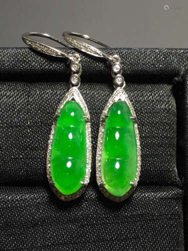 AN ICY ZHENGYANG GREEN JADEIET EARRING IN BEANS CARVED