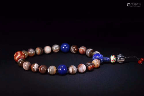 AN AGATE BRACELET WITH 18 BEADS