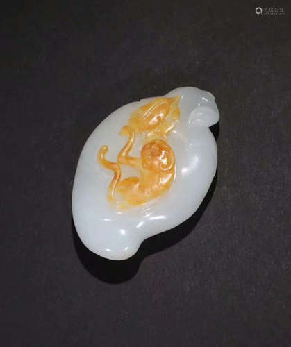 A HETIAN JADE PENDANT WITH MONKEY PATTERN