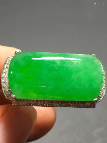 AN ICY ZHENGYANG GREEN JADEIET RING IN SADDLE CARVED