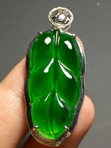AN ICY GREEN JADEIET PENDANT IN LEAVES SHAPED