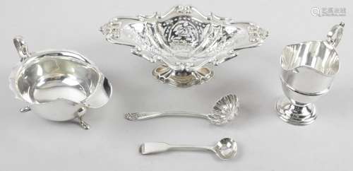 An Edwardian silver pedestal dish,