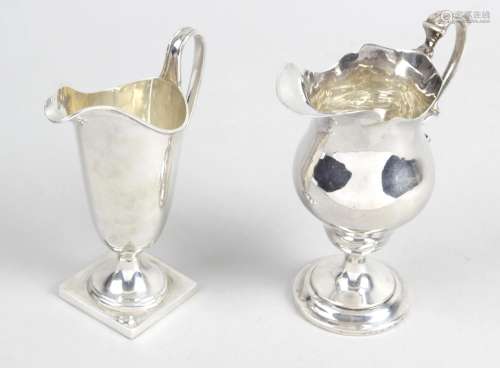 An Edwardian silver pedestal cream jug,
