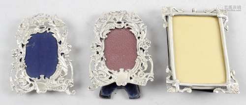 A matched pair of late Victorian small silver mounted photograph frames (a.f),