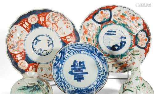 Deux assiettes en porcelaine polychrome dans le go…