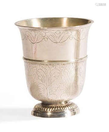 Timbale tulipe en argent, gravée de feuillages Châ…