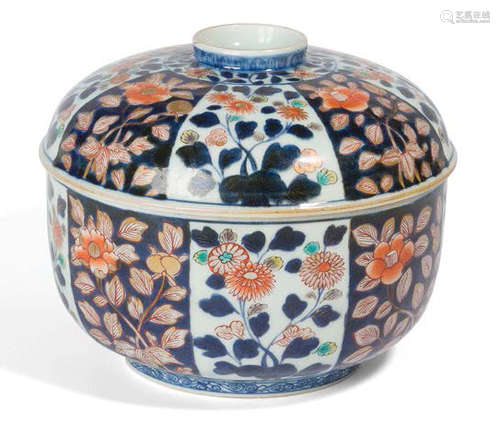 Pot couvert en porcelaine Imari émaillé polychrome…