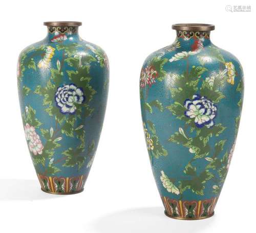 Paire de vases en émaux cloisonnés sur bronze à dé…